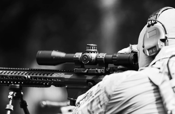 Uomo militare in uniforme mimetica con fucile. tiro cecchino attrezzato con fucile. - Foto, immagini