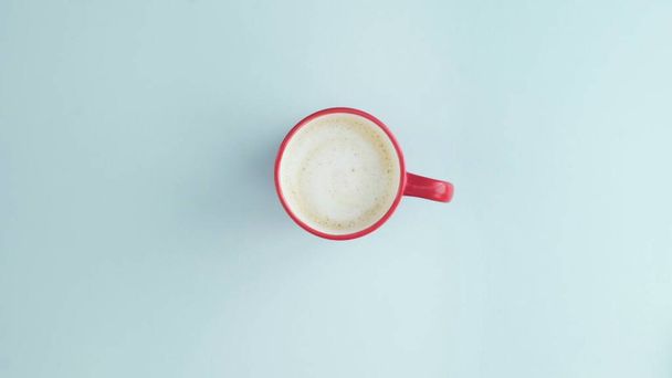 Widok z góry gorącej kawy cappuccino filiżanki izolowane na niebieskim tle - Zdjęcie, obraz