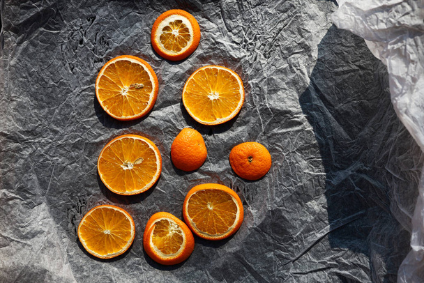 Апельсины на пергаментной бумаге
 - Фото, изображение