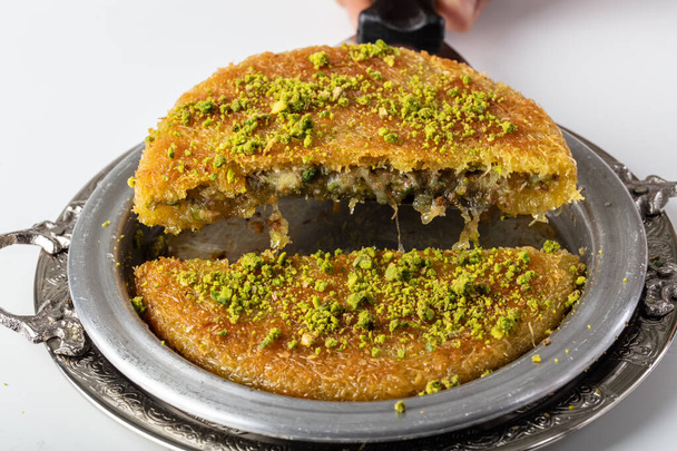 Παραδοσιακό τούρκικο επιδόρπιο Kunefe (kadayif). Kunefe με τυρί. Τουρκικό επιδόρπιο kunefe, kunafa, kadayif με σκόνη φιστικιού. - Φωτογραφία, εικόνα