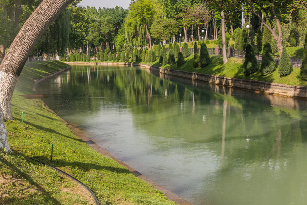 Ankhor canal in the center of Tashkent, Uzbekistan - Zdjęcie, obraz