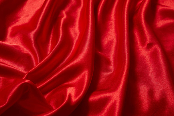 Ylellinen punainen satiini sileä kangas tausta juhla, seremonia, tapahtuma kutsukortti tai mainosjuliste - Valokuva, kuva