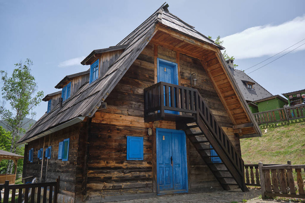 Drvengrad, Sırbistan - Emir Kusturica tarafından inşa edilen geleneksel köyde ahşap evler - Fotoğraf, Görsel