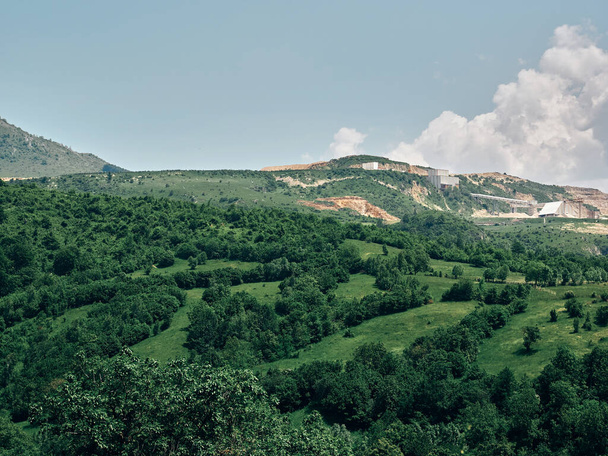 Известняковый карьер возле пика Матеяс, как видно из рупистрального монастыря Намиешть, Румыния
 - Фото, изображение