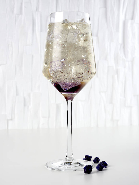 Violet spritz: ένα κλασικό spritz αρωματισμένο με creme de Violette, γνωστό και ως liqueur de Violette   - Φωτογραφία, εικόνα