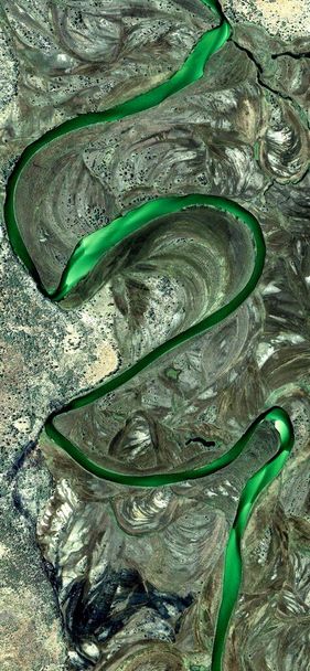 エメラルドジャングル、空中から見たアフリカの砂漠の垂直抽象写真、砂漠の風景の空中風景、ジャンル:抽象自然主義、抽象から具象へ,  - 写真・画像