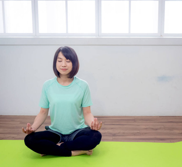 Jong lachend aantrekkelijke yogi vrouw die yoga beoefent - Foto, afbeelding