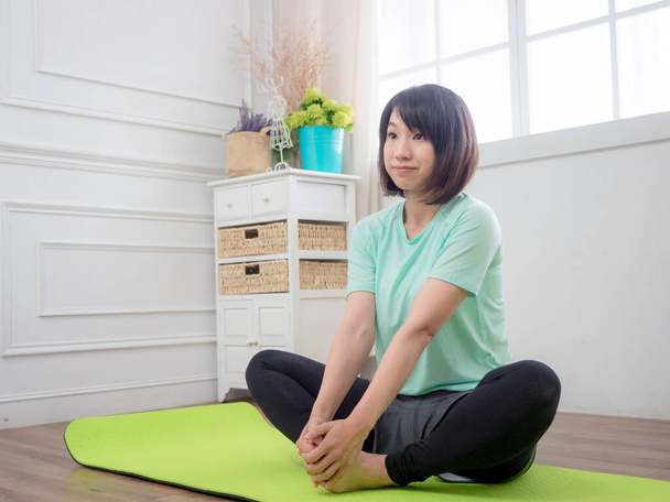 Jovem sorrindo atraente yogi mulher praticando ioga
 - Foto, Imagem