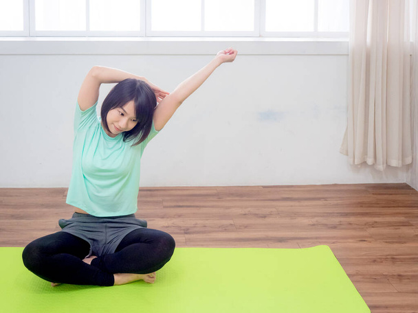 Joven sonriente atractiva mujer yogui practicando yoga
 - Foto, imagen