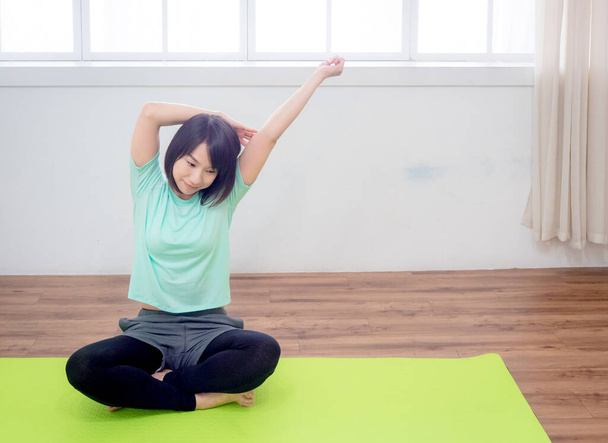 Jong lachend aantrekkelijke yogi vrouw die yoga beoefent - Foto, afbeelding