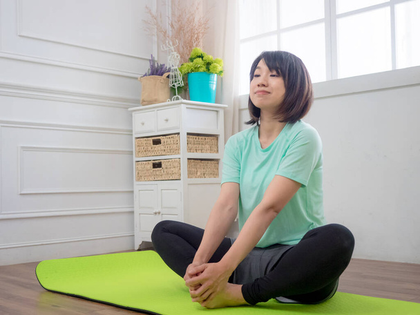 Junge lächelnde attraktive Yogi-Frau praktiziert Yoga - Foto, Bild