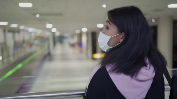Ασιάτισσα κοπέλα με μάσκα προσώπου στο αεροδρόμιο - Πλάνα, βίντεο