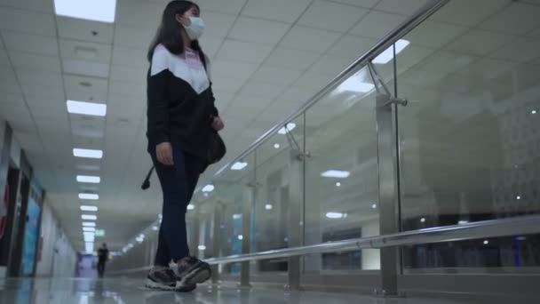 Sud-est asiatico donna indossare maschera medica in aeroporto check-in bancone attesa terminale, Rischio di virus del trasporto pubblico covid-19 pandemia, nuova vita normale distanza sociale - Filmati, video