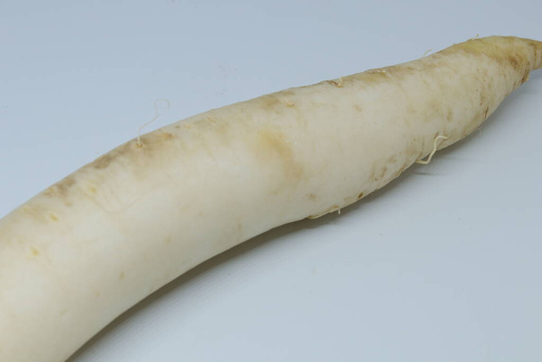 Świeże organiczne rzodkiewki Daikon izolowane na białym tle - Zdjęcie, obraz