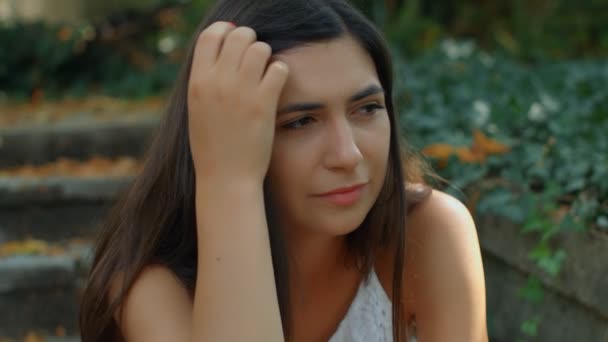 Bella giovane donna seduta disperatamente sul pavimento e piangendo, 4k
 - Filmati, video