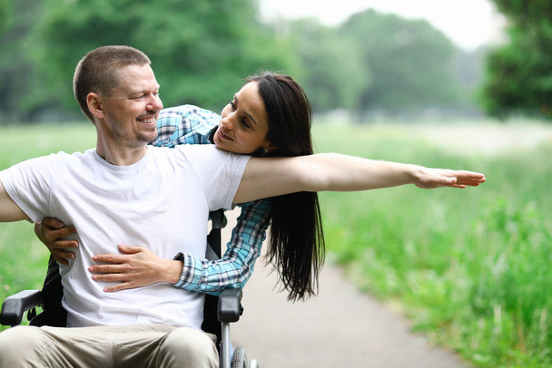 Šťastný pár na procházce v parku invalidní vozík - Fotografie, Obrázek