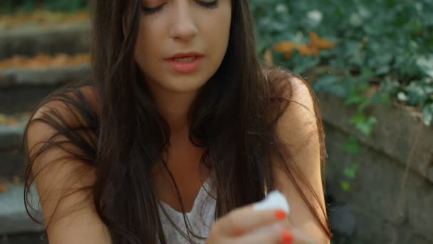 Schöne junge Frau sitzt verzweifelt auf dem Boden und weint, 4k - Filmmaterial, Video