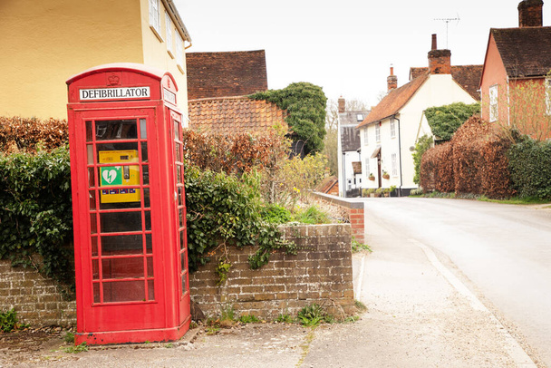 defibrillátor egy régi telefon doboz az essex villag terling az Egyesült Királyságban - Fotó, kép
