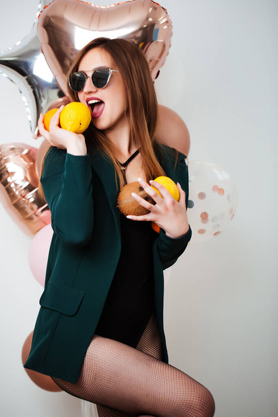 sexy woman holding fruits, isolated background - Foto, afbeelding