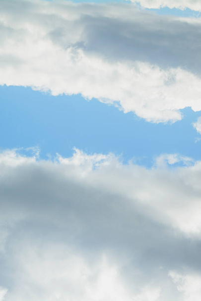 Великі хмари на красивому блакитному небі
 - Фото, зображення