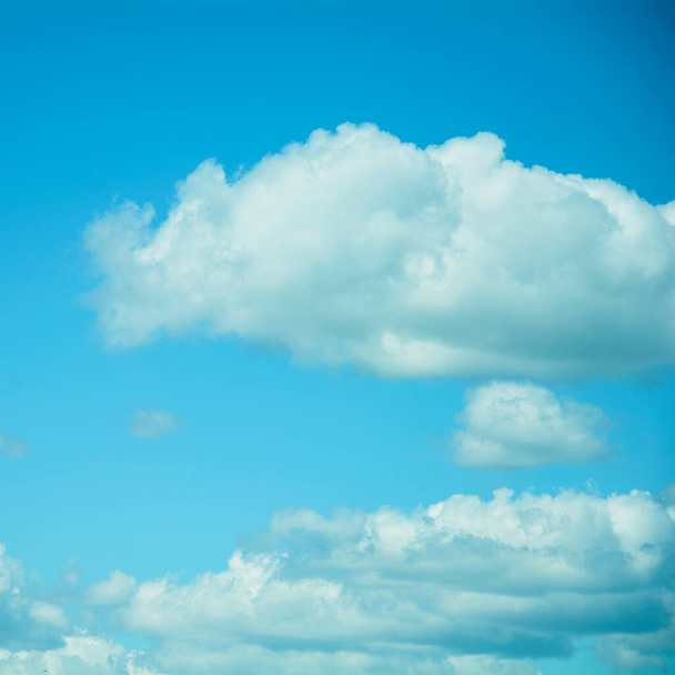 Grandes nubes en un hermoso cielo azul
 - Foto, imagen