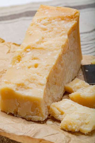 Kaascollectie, Stuk Italiaanse originele gerijpte Parmezaanse kaas en kaasmes van dichtbij - Foto, afbeelding
