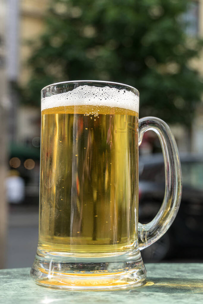 Ποτήρι μπύρας με λευκό αφρό. Επιλεκτική εστίαση - Φωτογραφία, εικόνα