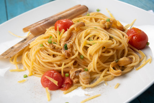 Herkullista italialaista pastaa cannolicchilla ja kirsikkatomaateilla, tyypillinen italialainen resepti  - Valokuva, kuva