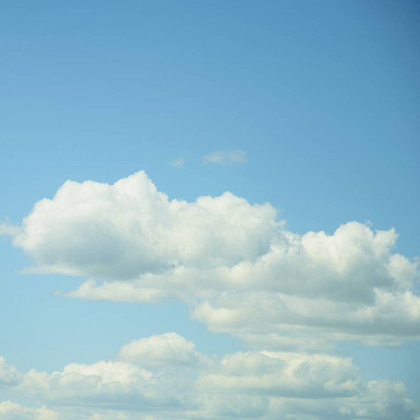 Большие облака на красивом голубом небе
 - Фото, изображение