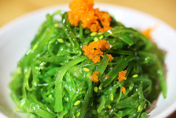 Wakame, grüne Algen und orangefarbener Kaviar  - Foto, Bild