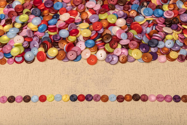 Muchos botones coloridos de prendas de vestir en varias formas y tamaños. Botones de plástico, Botones de colores de fondo, Botones de primer plano, Botones de fondo
.  - Foto, Imagen