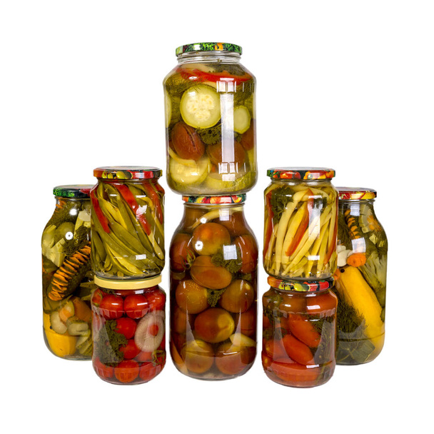 Varios frascos de vidrio con verduras enlatadas. Aislado sobre fondo blanco. espacios en blanco hechos en casa
. - Foto, Imagen