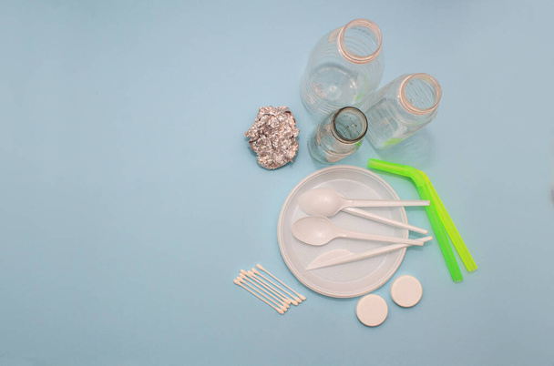 Plastic trash, plates, spoons, caps, bottles, bags, ear sticks, cocktail tubes. Ecology problem concept. Clean planet - Fotoğraf, Görsel