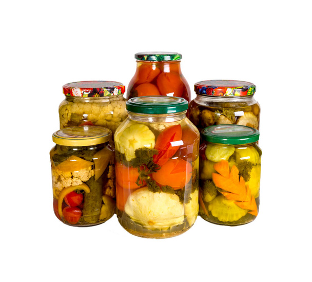 Vários jarros de vidro com verduras enlatadas. Isolado em fundo branco. Caseiro espaços em branco
. - Foto, Imagem