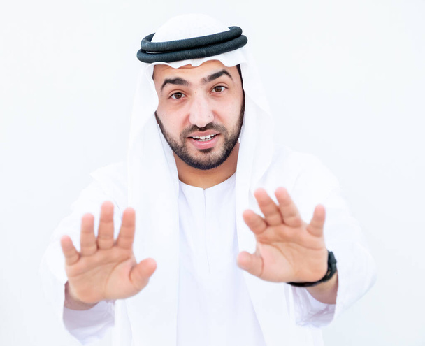 Arabischer Typ hebt die Hände, um etwas zu stoppen - Foto, Bild