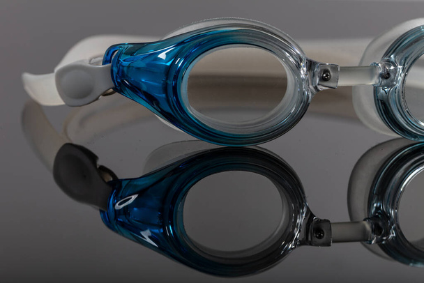Gafas de natación (gafas de piscina) y reflexión sobre fondo negro
. - Foto, Imagen
