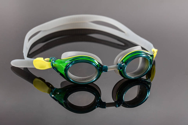 Yüzme gözlükleri (havuz gözlükleri) ve siyah arkaplanda yansıma. - Fotoğraf, Görsel