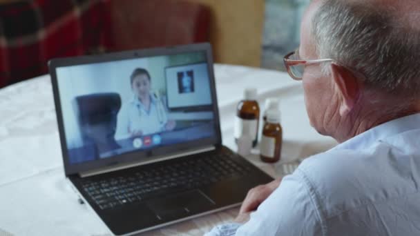 Altenpfleger berät sich mit seinem Arzt per Videokommunikation unter Einsatz moderner Technologien - Filmmaterial, Video