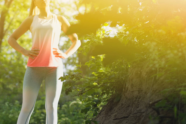 Joven rubia caucásica mujer bosque corredor posando concepto
 - Foto, imagen