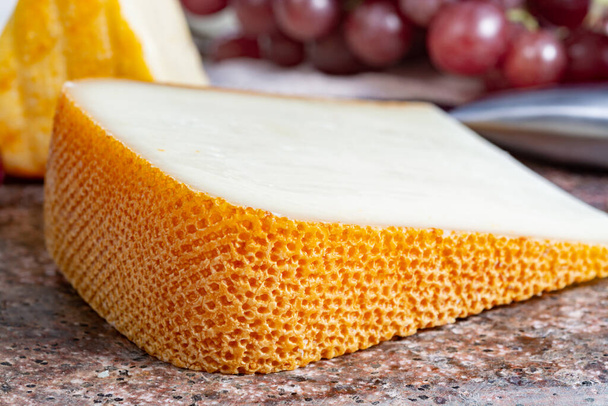 Piezas de quesos amarillos franceses, Pur Brebis queso de oveja melk fron Pirineos y Saint Paulin queso francés cremoso, suave, semi-suave de leche de vaca pasteurizada
 - Foto, imagen