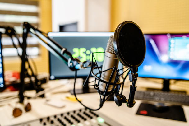 Mikrofon a mixér ve studiu rozhlasového vysílání novinky - Fotografie, Obrázek