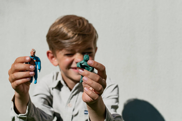 A little boy plays and shows his plasticine crafts - Foto, Imagem