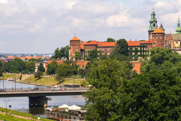 Krakov, Polsko horní pohled na staré město a Wawel Polsko horní pohled na staré město a Wawel hrad na kopci, Visla řeka. Pohled na historické centrum, letecký pohled - Fotografie, Obrázek