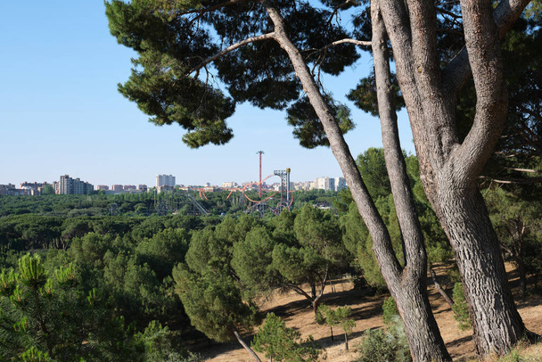 Attractiepark van Madrid (Parque de Atracciones de Madrid) vanaf een uitkijkpunt. Casa de Campo, Madrid, Spanje. - Foto, afbeelding
