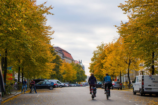 Lidé s bicyklem na silnici v Berlíně, Německo - Fotografie, Obrázek