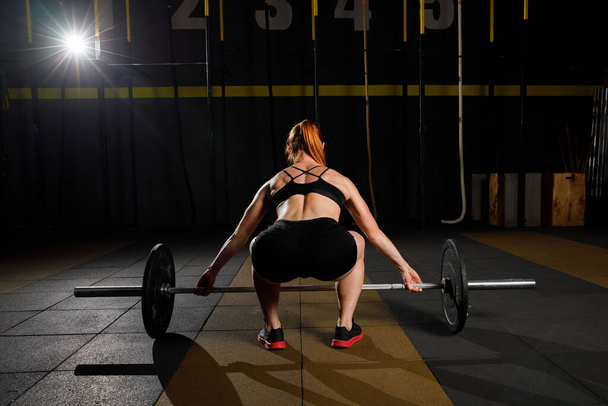 Nainen barbell Valkoihoinen nainen suorittaa deadlift liikuntaa barbell - Valokuva, kuva