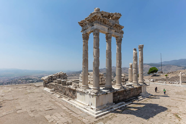 Pérgamo Acrópole ruínas. Ruínas e colunas do Templo de Trajano em Acrópole de Pérgamo. Bergama, Izmir Turquia
. - Foto, Imagem