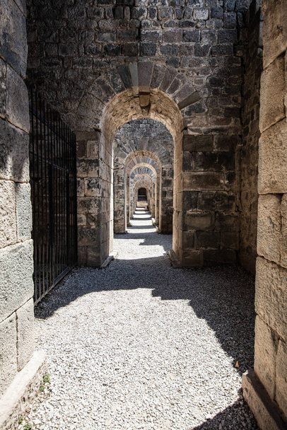 Τα ερείπια της Περγάμου Ακρόπολης. Ερείπια και κίονες του ναού του Τραϊανού στην Ακρόπολη της Περγάμου. Bergama, Σμύρνη Τουρκία. - Φωτογραφία, εικόνα