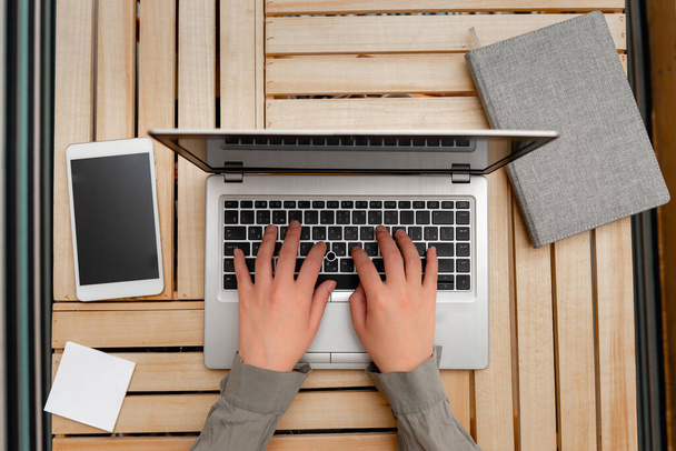 Moderni digitaalinen laite Laptop käyttö alle tasainen henkilökohtainen työpöytä työpaikalla. Uuden päivitetyn teknologiaviestinnän käsite - Valokuva, kuva