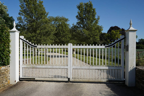 білий залізний паркан в парку
 - Фото, зображення
